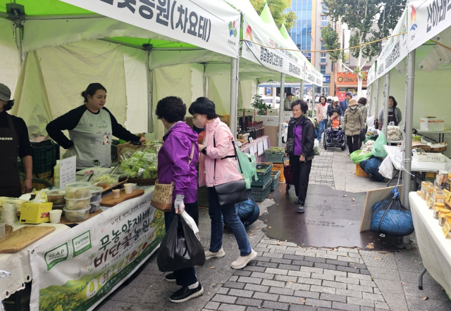 대구 동구에서 열린 김천시 농특산물 직거래장터. 김천시 제공