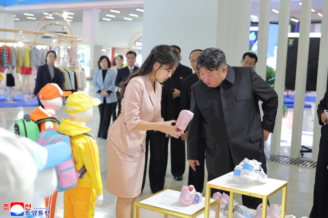 김정은 북한 국무위원장이 지난 19일 딸 주애, 부인 리설주 여사와 함께 