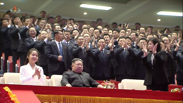 김정은 북한 국무위원장이 지난 10일 부인 리설주 여사, 딸 주애와 함께 평양체육관에서 진행된 노동당 창건 81주년 경축공연을 관람했다고 조선중앙TV가 11일 보도했다. [조선중앙TV 화면] [국내에서만 사용가능. 재배포 금지. For Use Only in the Republic of Korea. No Redistribution] 연합뉴스