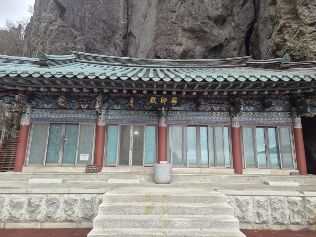 경북 구미 금오산 약사암 약사전.