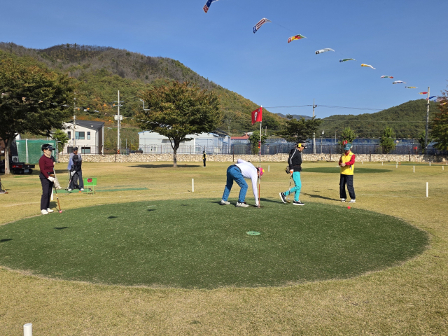 청송농협이 주최하고 청송군파크골프협회가 주관한 제2회 청송농협장기 파크골프대회가 지난 15일 청송군 송생리 파크골프장에서 성황리에 열렸다. 청송농협 제공