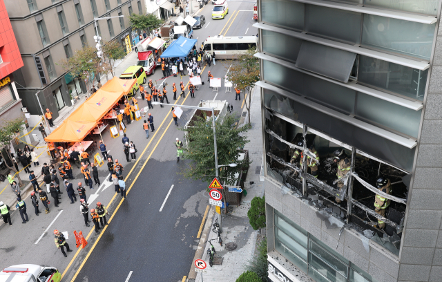 20일 서울 강남구 역삼동 한 건물에서 화재가 발생해 소방대원들이 잔불을 정리하는 등 진화작업을 펼치고 있다. 연합뉴스