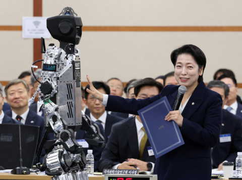 뚜벅뚜벅 등장한 180㎝ 로봇, '문워크'로 퇴장…국감장 웃음바다 [여의도.gif]