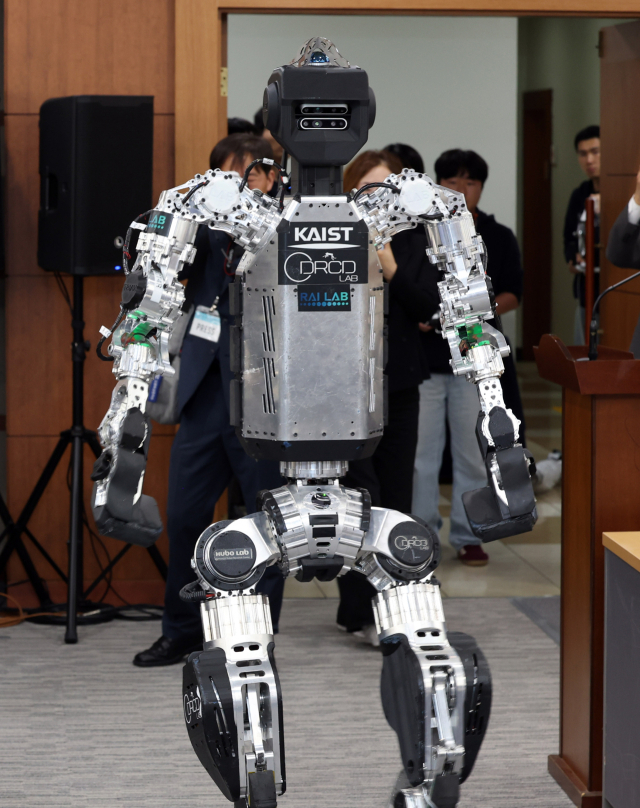 20일 대전 유성구 한국과학기술원(KAIST)에서 열린 국회 과학기술정보방송통신위원회의 국가과학기술연구회·한국과학기술연구원·한국전자통신연구원 등 54개 기관에 대한 국정감사에서 더불어민주당 황정아 의원 소개로 KAIST 휴머노이드 로봇이 국감장에 들어서고 있다. 연합뉴스