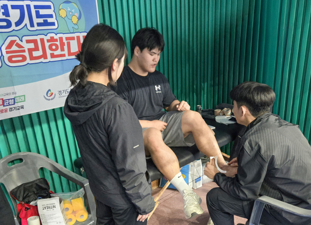 영진전문대학교 스포츠재활과 학생들이 제107회 전국체육대회 씨름 종목에 참가한 선수들을 대상으로 컨디셔닝 지원활동을 펼치고 있다. 영진전문대 제공