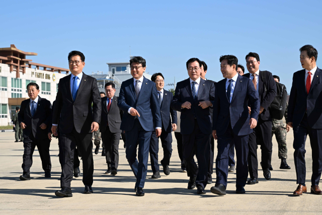 15일 오전 전남광주 광산구 제1전투비행단에서 열린 국회 국방위원회 국정감사 현장 시찰에서 위원들이 시설을 둘러보고 있다. 연합뉴스