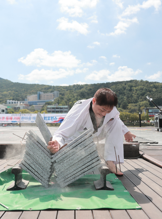 대구수성경찰서 만촌지구대 손병승 경사는 올해 세계태권도 한마당 손날격파 부문 우승을 차지했다. 대구경찰청 제공