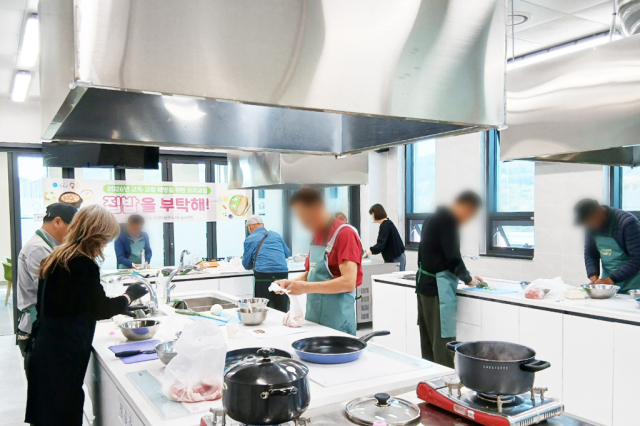 청송읍은 지난 16일 청송읍 행정문화센터 4층 공유주방에서 중장년 1인가구 6명을 대상으로 요리교실 