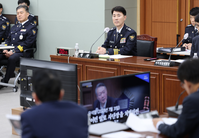 20일 경북경찰청에서 열린 국회 행정안전위원회의 국정감사에서 더불어민주당 박주민 의원이 박헌수 경북경찰청장에게 채상병 사건과 관련한 질의를 하고 있다. 연합뉴스