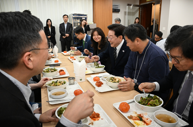 이재명 대통령이 19일 언론인들의 취재 공간인 청와대 춘추관 식당을 찾아 오찬을 함께 하고 있다. 연합뉴스