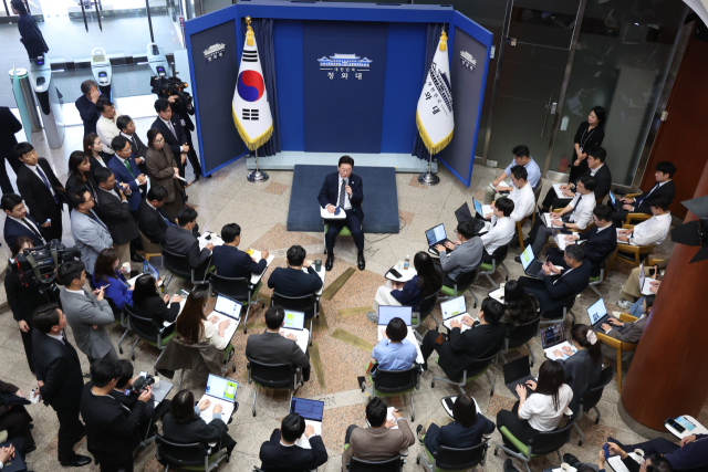 이재명 대통령이 19일 언론인들의 취재 공간인 청와대 춘추관 로비에서 기자들과 간담회를 하고 있다. 연합뉴스