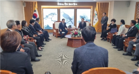한국방송통신대학교 관계자들이 충남도청에서 지역 동문·재학생 간 교류와 협력 방안을 논의하고 있다. [사진=아이넷방송그룹]