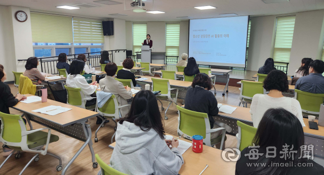 합천군청소년상담복지센터 상담지도자연수에 참석한 상담 현장 종사자들이 강의를 듣고 있다. 합천군 제공