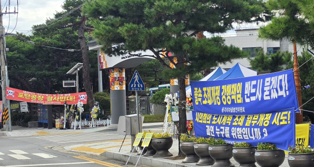 안동시 일직면 용각리 일대 방위산업체 입주를 주고, 안동시의회가 입주를 제한하는 조례 개정에 나서면서 주민들도 찬반으로 갈라져 맞불 집회를 이어가고 있다. 엄재진 기자