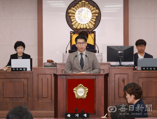 합천군의회가 20일 본회의장에서 제303회 임시회 제1차 본회의를 열고, 오는 30일까지 11일간의 의사일정에 들어갔다. 이번 회기에는 행정사무감사 처리계획과 내년도 군정 주요업무계획 보고 등 총 35건의 안건을 심의한다. 합천군의회 제공