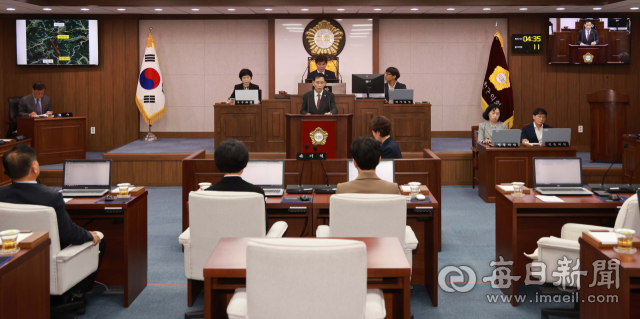 합천군의회가 20일 본회의장에서 제303회 임시회 제1차 본회의를 열고, 오는 30일까지 11일간의 의사일정에 들어갔다. 이번 회기에는 행정사무감사 처리계획과 내년도 군정 주요업무계획 보고 등 총 35건의 안건을 심의한다. 합천군의회 제공