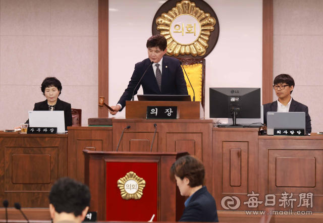 합천군의회가 20일 본회의장에서 제303회 임시회 제1차 본회의를 열고, 오는 30일까지 11일간의 의사일정에 들어갔다. 이번 회기에는 행정사무감사 처리계획과 내년도 군정 주요업무계획 보고 등 총 35건의 안건을 심의한다. 합천군의회 제공