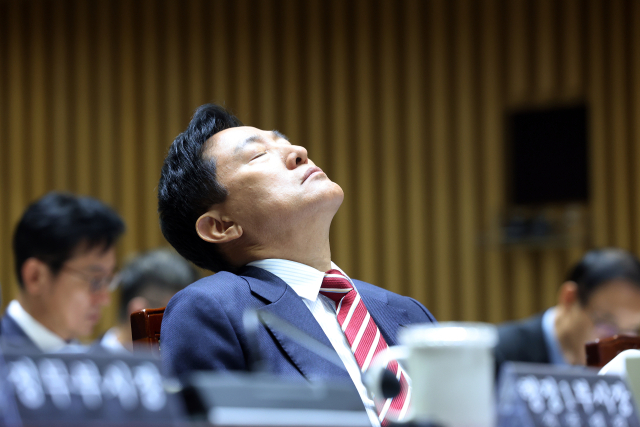 오세훈 서울시장이 19일 서울시청에서 열린 서울시에 대한 국회 국토교통위원회 국정감사에서 생각에 잠겨 있다. 연합뉴스