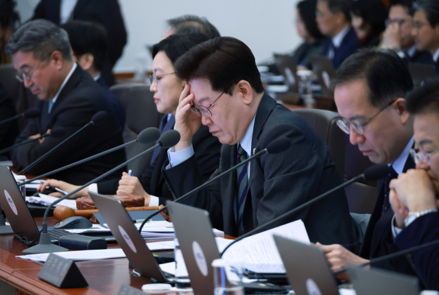 이재명 대통령이 20일 청와대에서 열린 국무회의에서 이마에 손을 얹고 있다. 연합뉴스