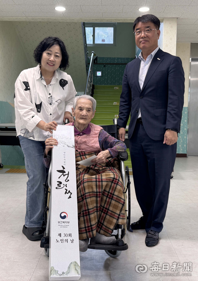 초계면은 지난 19일 100세를 맞은 이술이 어르신을 찾아 장수지팡이인 청려장과 대통령 축하카드를 전달했다. 합천군 제공