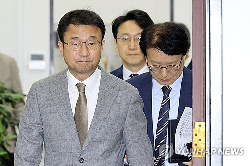 더불어민주당 한병도 원내대표를 비롯한 원내지도부가 20일 국회에서 열린 국정감사 대책 회의에 입장하고 있다. 연합뉴스