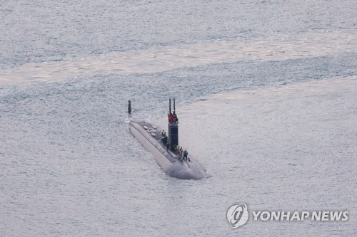 미국 해군 핵추진 잠수함이 항해하고 있다. 일본 여당은 자위대의 핵추진 잠수함 도입 검토를 안보 3문서 개정 핵심 의제로 다룰 예정이다. 연합뉴스