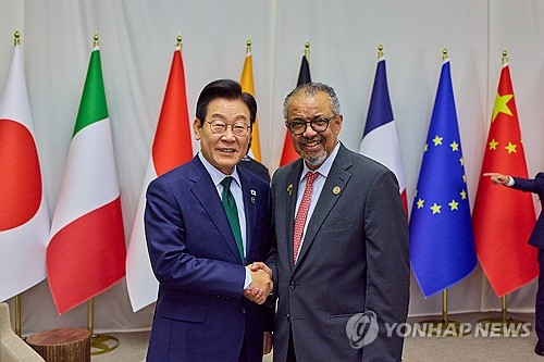 이재명 대통령이 21일 오후 청와대에서 테드로스 아드하놈 게브레예수스 세계보건기구(WHO) 사무총장과 접견에 앞서 기념촬영을 하고 있다. 연합뉴스
