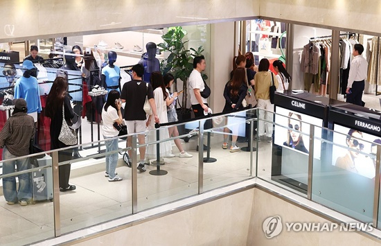 원화 강세에 유통株 '휘청'…백화점·편의점 외국인 소비 '빨간불'