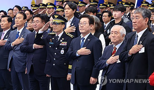 이재명 대통령이 21일 서울 서대문구 경찰청에서 열린 제81주년 경찰의날 기념식에서 국기에 경례하고 있다. 연합뉴스