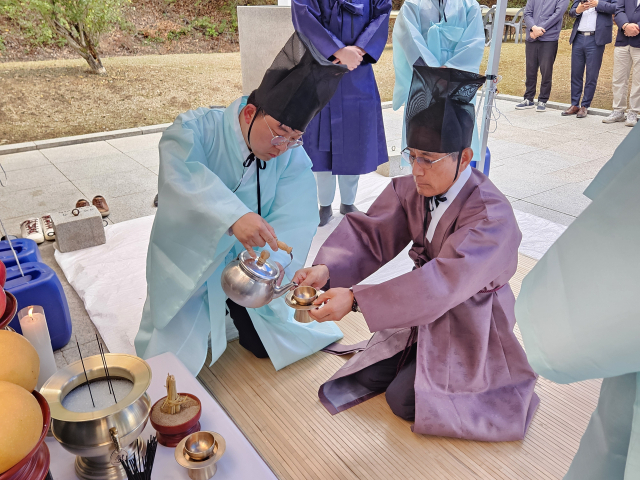 창녕군시설관리공단 신용곤 이사장(사진 우)이 무연고자 합동위령제를 봉행하고 있다. 창녕군시설관리공단 제공