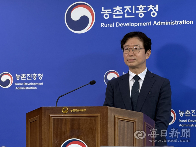 김대현 농촌진흥청 국립원예특작과학원장이 21일 정부세종청사에서 사과·참외·양파 등 원예작물의 수확 후 품질정보를 담은 웹 기반 