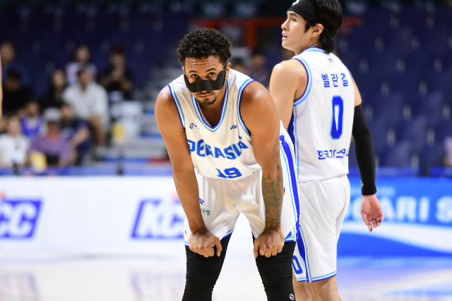 프로농구 대구 한국가스공사 페가수스의 케베 알루마가 코 보호대를 착용한 모습. KBL 제공