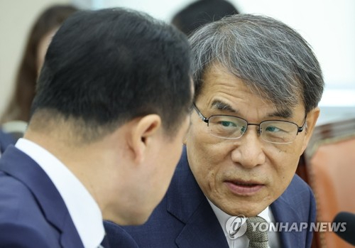 노태악 전 중앙선거관리위원장이 국회에서 열린 선관위 국정조사 특위 청문회에 출석해 의원들의 질의를 듣고 있다. 연합뉴스