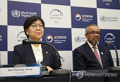 21일 서울 강서구 코엑스마곡에서 열린 2026 세계 바이오 서밋에서 정은경 보건복지부 장관과 테워드로스 아드하놈 거브러여수스 WHO 사무총장이 AI 헬스케어 서울선언문을 공동 발표하고 있다. 연합뉴스