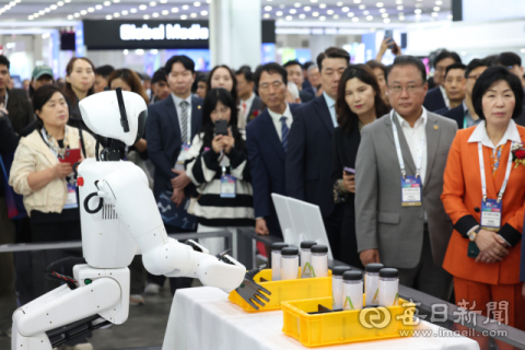 [AI 집약한 FIX 2026] 양팔로 14㎏ '번쩍'드는 로봇…실내외 순찰·위험 감지