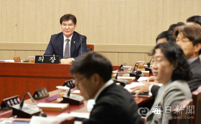 신명기 합천군의회 의장과 의원들이 20일 열린 