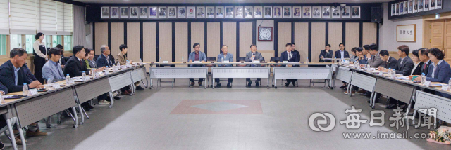 제37회 군민의 날, 제45회 군민체육대회, 제42회 대야문화제 평가보고회 참석자들이 20일 행사 운영 전반을 평가하고 향후 발전 방향을 논의하고 있다. 합천군 제공