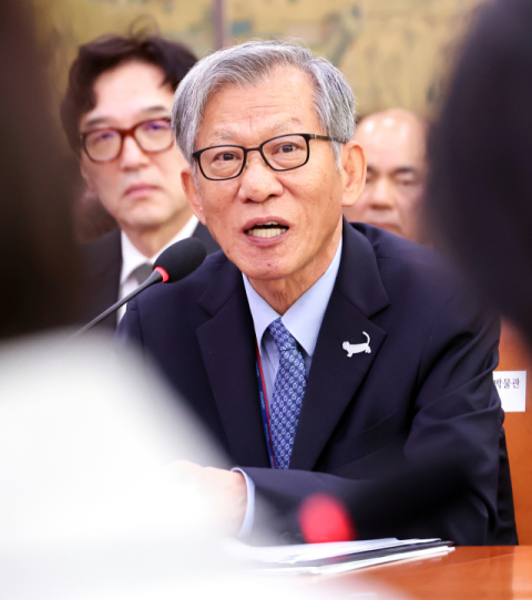 유홍준 국립중앙박물관장 사의 표명…'소장품 셀프 출품' 논란 끝에 불명예 퇴진