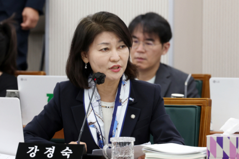 조국혁신당 강경숙 의원이 21일 오전 전남광주 북구 전남대학교에서 열린 국회 교육위원회 지방2반 호남·충청권 국립대에 대한 국정감사에서 질의하고 있다. 연합뉴스