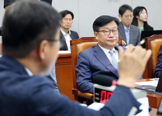 21일 국회에서 열린 운영위원회 전체회의에서 국민의힘 정점식 원내대표(오른쪽)가 위원장인 더불어민주당 한병도 원내대표 발언을 듣고 있다. 연합뉴스