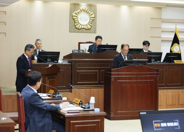 지난 20일 영양군의회 제316회 임시회 제2차 본회의에서 신승배 군의원이 태양광과 풍력 등 지역의 신재생에너지 사업에 대한 주민 소득 증대 방안에 대해 질의하고 있다. 영양군의회 제공
