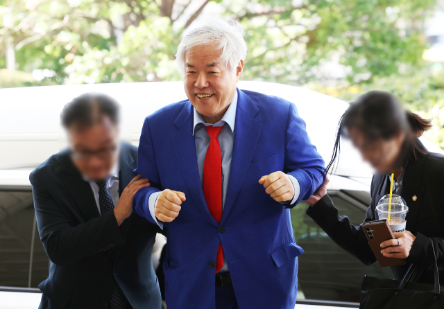 서울서부지법 난동 사태와 관련해 특수공무집행방해 교사 등 혐의를 받는 전광훈 사랑제일교회 목사가 21일 재판 출석을 위해 서울 마포구 서울서부지방법원에 들어서고 있다. 연합뉴스