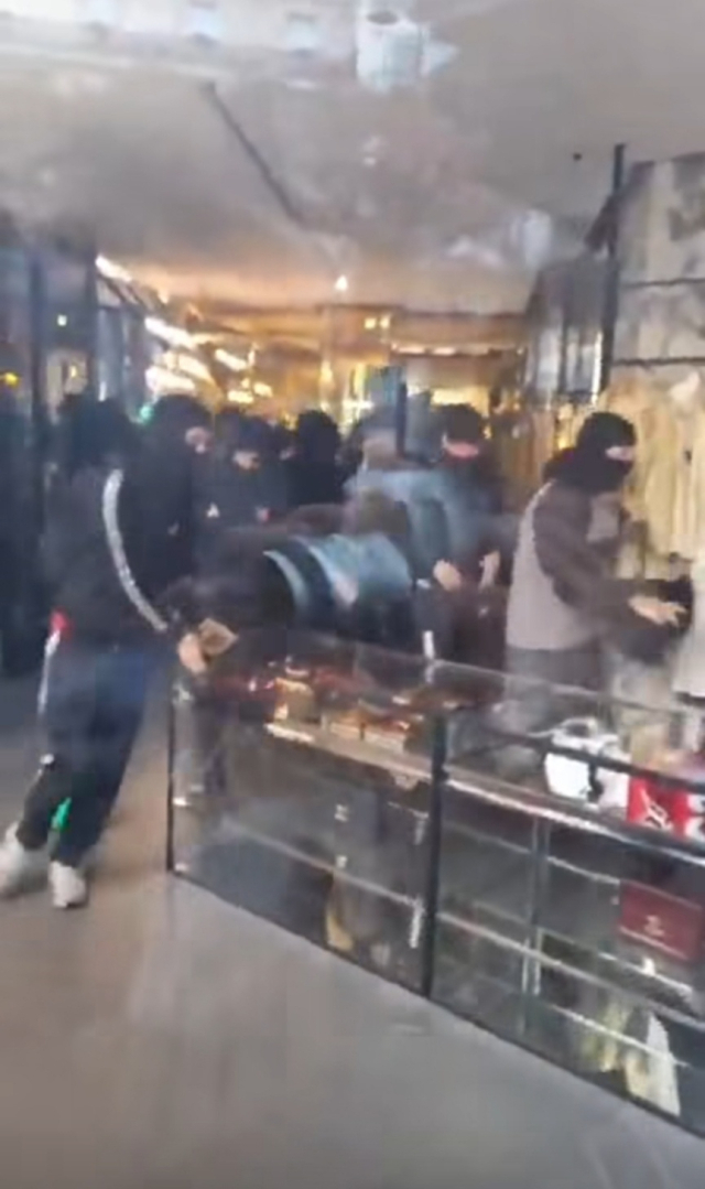 복면을 쓴 사람들이 프랑스 파리의 한 명품 매장에서 상품을 들고 나오고 있다. 사진=X(엑스)