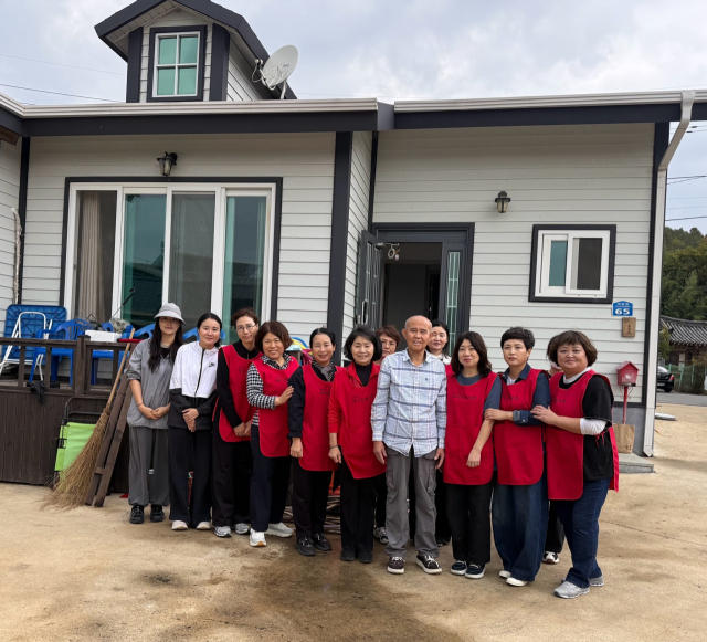 새살림봉사회(회장 이정희)는 지난 21일 대구 군위군 소보면 한 주거취약가구에서 집 안팎 청소 등 봉사 활동을 펼쳤다. 군위군 제공.