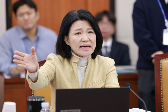 16일 국회 과학기술정보방송통신위원회에서 열린 KBS·EBS·방송문화진흥회·시청자미디어재단 등에 대한 국정감사에서 국민의힘 이진숙 의원이 본인에 대한 국감 제척을 주장하는 여권 의원들의 주장에 대해 발언하고 있다. 연합뉴스