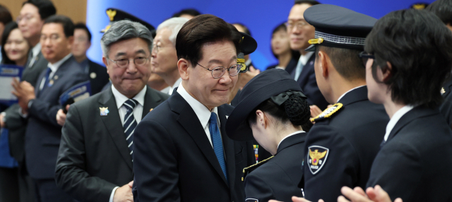 부동산·주식·외교·국방…롤러코스터 국정 신뢰도 추락