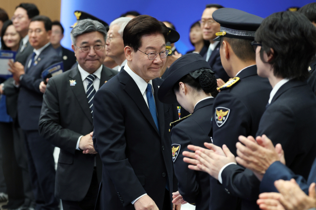 부동산·주식·외교·국방…롤러코스터 국정 신뢰도 추락