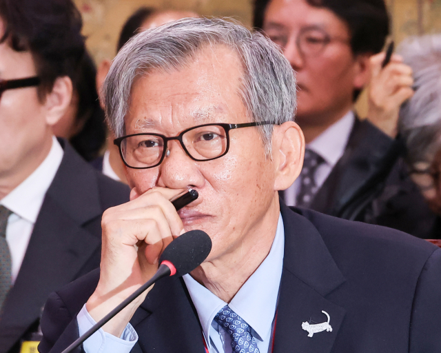 '친일파 글씨 셀프 출품' 유홍준 결국 사퇴…李대통령 당일 재가