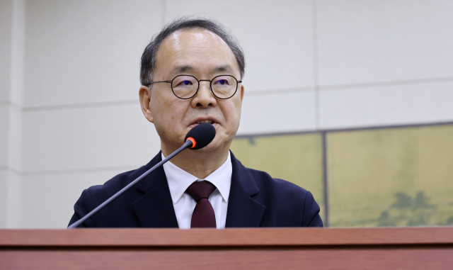이용수 대한축구협회 회장 직무대행이 21일 국회 문화체육관광위원회에서 열린 대한체육회 등에 대한 국정감사에 일반증인으로 출석해 문체위원 질의에 답하고 있다. 연합뉴스
