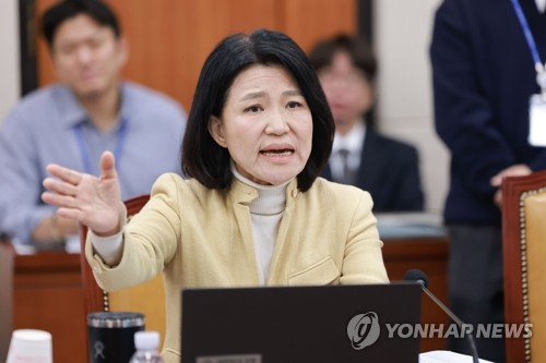 이진숙 국민의힘 의원이 지난 16일 국회 과방위 국정감사에서 자신의 제척안과 관련해 발언하고 있다. 연합뉴스